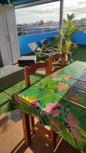 Balkón alebo terasa v ubytovaní Ático Arinaga con vistas , jacuzzi , terraza y barbacoa