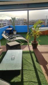 Balkón alebo terasa v ubytovaní Ático Arinaga con vistas , jacuzzi , terraza y barbacoa