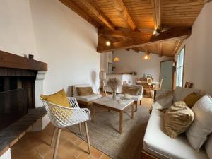 een woonkamer met een bank en een tafel bij Le Parc des Mimosas in Noirmoutier-en-l'lle