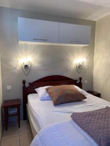 ビスカロッスにあるRésidence de Vacances - Domaine de Gascogne Biscarrosse appartement d un particulierのベッドルーム(白いシーツを使用した大型ベッド1台付)