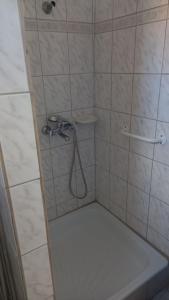 baño con ducha con manguera en Bella Apartman, en Sárospatak