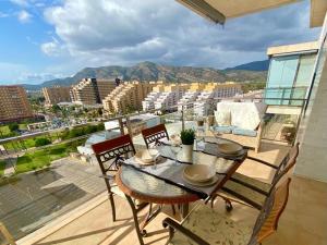 una mesa y sillas en un balcón con vistas en Apartamento Las Terrazas I Magic World, en Oropesa del Mar