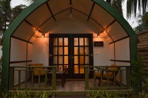 a small room with a table and chairs in it at Pause By The Sea in Morjim