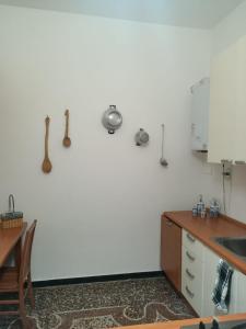 Dapur atau dapur kecil di WOW HOME 2 - 175 mq - posteggio privato - davanti porto traghetti - fino a 10 posti letto - balcone