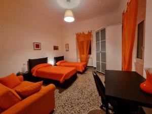 Katil atau katil-katil dalam bilik di WOW HOME 2 - 175 mq - posteggio privato - davanti porto traghetti - fino a 10 posti letto - balcone +37 gambar
