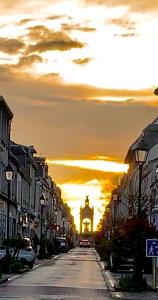 une rue de la ville avec une tour d'horloge au coucher du soleil dans l'établissement Le Relais Dunois de Napoléon, à Châteaudun