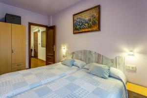 サン・セバスティアンにあるPaseo Antzieta 31. 1Eのベッドルーム1室(ベッド1台付)が備わります。壁には絵画が飾られています。
