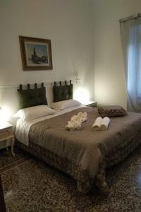 Uma cama ou camas num quarto em WOW HOME 2 - 175 mq - posteggio privato - davanti porto traghetti - fino a 10 posti letto - balcone