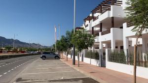 サン・ファン・デ・ロス・テレロスにあるCASA ALEGRIAの建物横の駐車場