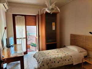 Schlafzimmer mit einem Bett, einem Schreibtisch und einem Fenster in der Unterkunft B&B Vanvitelli in Caserta