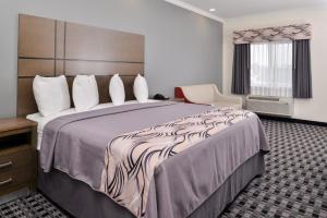 Кровать или кровати в номере Americas Inn & Suites IAH North