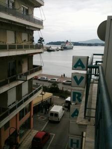 uma vista para a rua a partir de uma varanda de um edifício em Hotel Avra em Volos