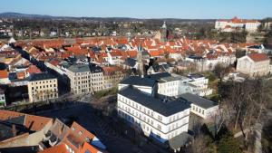uma vista aérea de uma cidade com edifícios em Appartement im Funkenhöfchen em Pirna