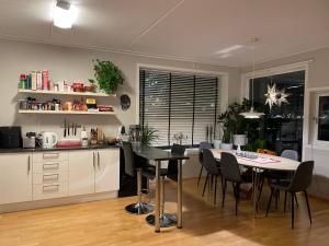 eine Küche und ein Esszimmer mit einem Tisch und Stühlen in der Unterkunft Sea View City Apartment in Tromsø