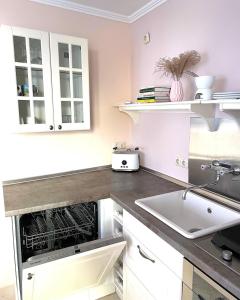 Кухня або міні-кухня у Uriges Ferienhaus in der Altstadt von Saarburg mit Sauna, Kinderspielecke, 1000Mbit Wlan, 1 Minute vom Wasserfall entfernt