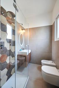 y baño con lavabo y espejo. en LE CASE DI GIO' - Via Corridoni, en Polignano a Mare