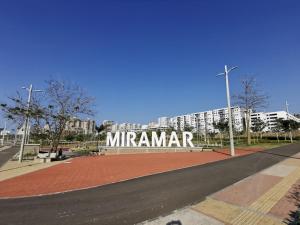 Znak z napisem "miramar" przed budynkiem w obiekcie Hermoso Apartamento Zona Norte Miramar # w mieście Barranquilla