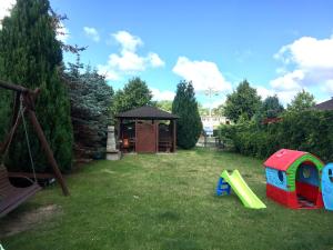 Aire de jeux pour enfants de l'établissement Bialy domek