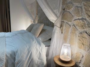 1 dormitorio con 1 cama y 1 mesa con lámpara en Romantica Spa en Saint Die