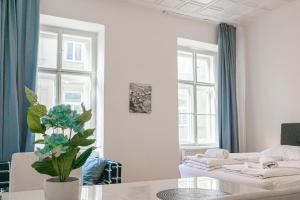 ein Wohnzimmer mit einem Tisch und einem Sofa in der Unterkunft Big Apt in Viennas Center - Perfect for Longstays in Wien