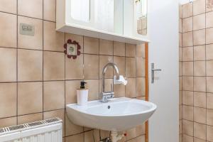 ein Badezimmer mit einem weißen Waschbecken und einem Spiegel in der Unterkunft Big Apt in Viennas Center - Perfect for Longstays in Wien