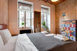 1 dormitorio con 1 cama con 2 toallas en Origine Rentals Galata L1, en Estambul
