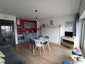 Кухня или мини-кухня в L Îlot de la Baie, super studio 4p face à la mer, parking gratuit, wifi, classé 2 étoiles à Fort Mahon Plage, Baie de Somme
