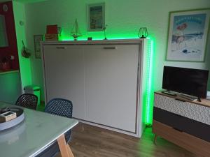 Кухня или мини-кухня в L Îlot de la Baie, super studio 4p face à la mer, parking gratuit, wifi, classé 2 étoiles à Fort Mahon Plage, Baie de Somme

