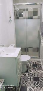 Ванная комната в L Îlot de la Baie, super studio 4p face à la mer, parking gratuit, wifi, classé 2 étoiles à Fort Mahon Plage, Baie de Somme +29 фотографий