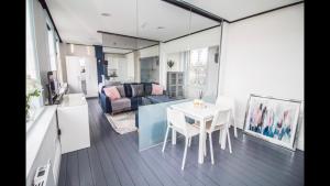 ein Wohnzimmer mit einem weißen Tisch und einem Sofa in der Unterkunft Luxury Penthouse in listed building in Newcastle upon Tyne