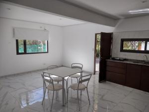 cocina con mesa y sillas en una habitación en Casa del Portal Cafayate en Cafayate