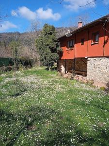 Zahrada ubytování Casa rural en Asturias a orillas del río Narcea puerta de Somiedo