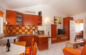 Köök või kööginurk majutusasutuses 1 Bedroom Lovely Apartment In Medulin