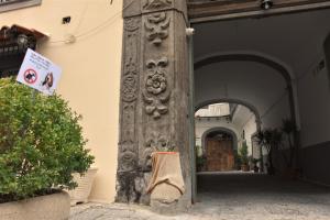 Exteriér alebo vchod do ubytovania Varriale House free parking for small cars only