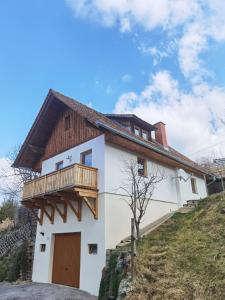 a house with a balcony on top of a hill at Ferienhaus Kranach 76 in Gamlitz