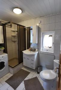A bathroom at Ferienhaus Kranach 76