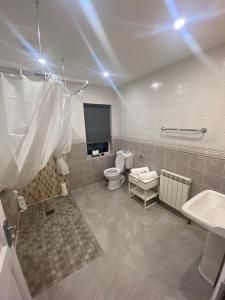 a bathroom with a toilet and a tv in it at SeaClusion Barna in Barna