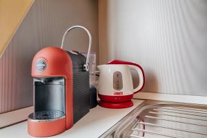 einem roten Gerät auf einer Küchentheke in der Unterkunft Frida apartment nuovo luminoso con vista aperta in Triest