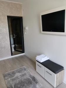 een woonkamer met een televisie en een tafel met een tapijt bij Casa Dorin in Orşova