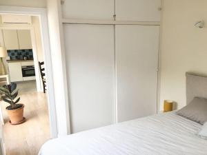 1 dormitorio con 1 cama blanca y cocina en Big terrace penthouse in Marbella Old Town, en Marbella