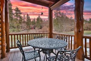 En balkon eller terrasse på Luxury Cabin-Walk to Bear Mountain Resort, Trails & Golf