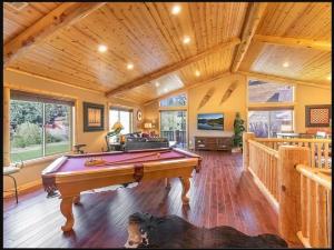 Luxury Cabin-Walk to Bear Mountain Resort, Trails & Golf في بيغ بير لاكي: طاولة بلياردو في غرفة ذات سقف