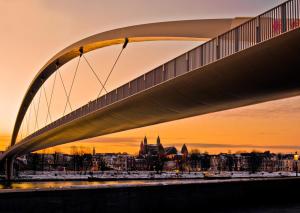 een brug over het water met een stad op de achtergrond bij B&B Joke de Groot in Maastricht