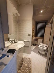 un bagno con lavandino e WC di Appartamento vacanze al lago Orta San Giulio a Orta San Giulio