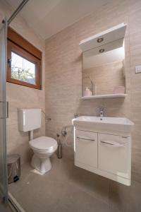 y baño con lavabo blanco y aseo. en Apartment Vento di Bocche II en Kotor