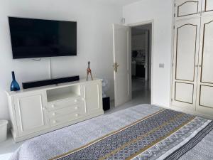 Televízia a/alebo spoločenská miestnosť v ubytovaní Vista Nautica