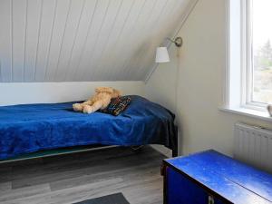 um urso de peluche deitado numa cama num quarto em Holiday home Höviksnäs VI em Höviksnäs