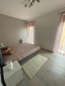 シオーフォクにあるSiófok VIP apartmanのベッドルーム1室(ベッド1台、テーブル、窓付)