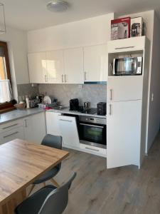 Kuchyňa alebo kuchynka v ubytovaní Siófok VIP apartman