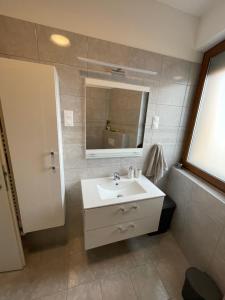 シオーフォクにあるSiófok VIP apartmanのバスルーム(白い洗面台、鏡付)